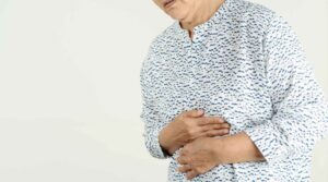 Consejos para adultos mayores con hernias abdominales
