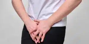 Ilustración comparativa para diferenciar síntomas de hernia inguinal frente a lesiones musculares en la zona de la ingle. Guía informativa para pacientes en Costa Rica sobre cuándo consultar al urólogo o cirujano si presenta dolor intermitente que no cede.