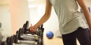 Guía sobre cuándo retomar actividades físicas y cargar peso tras una cirugía de hernia abdominal. Información médica sobre tiempos de recuperación, recomendaciones de ejercicios seguros y prevención de recaídas para pacientes en Costa Rica.