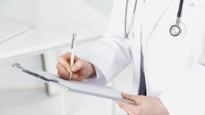 Ilustración comparativa de los abordajes quirúrgicos para hernia inguinal: técnica abierta con malla frente a laparoscopía TAPP. Guía informativa para pacientes en Costa Rica sobre los criterios médicos que determinan el procedimiento ideal según la anatomía y necesidades de recuperación."